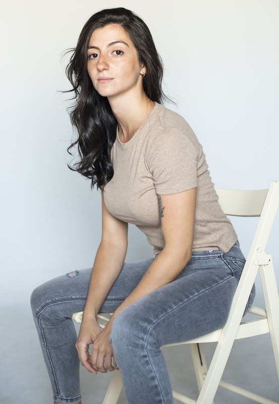 Carmen Tur sentada, camiseta beige y vaqueros