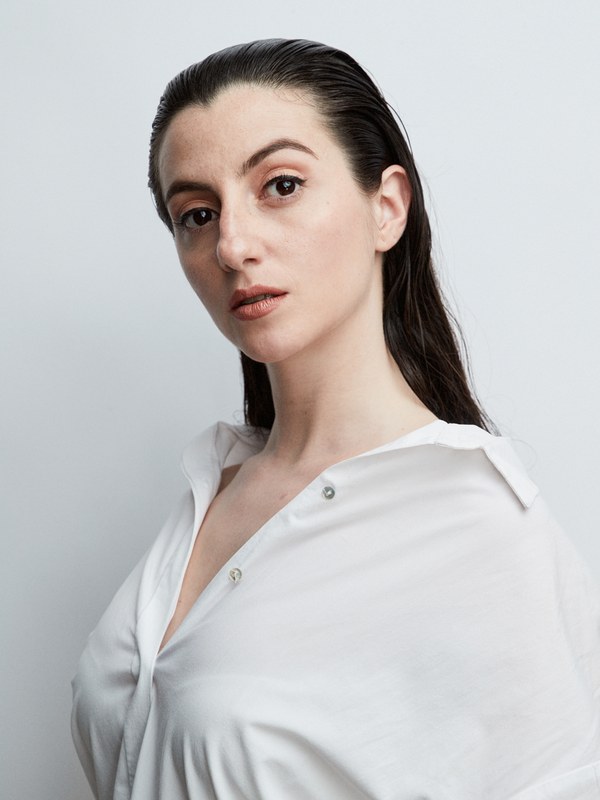 Carmen Tur con camisa blanca, fondo blanco