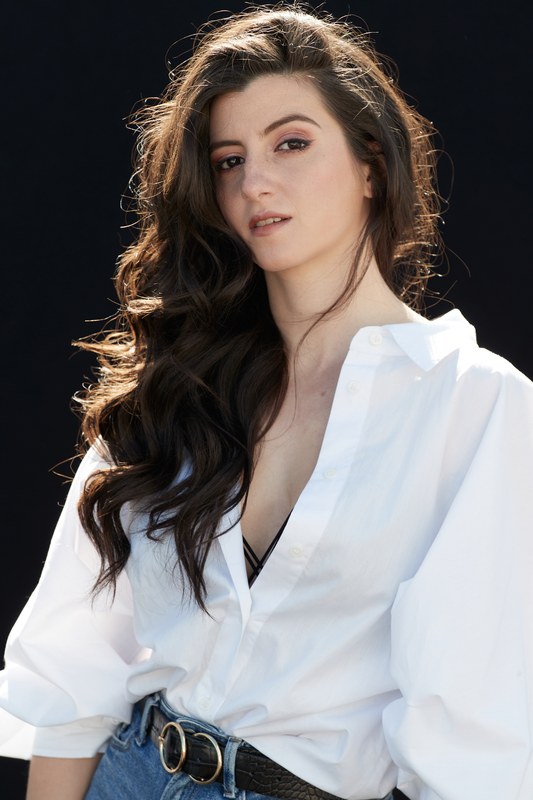 Carmen Tur con camisa blanca, fondo negro