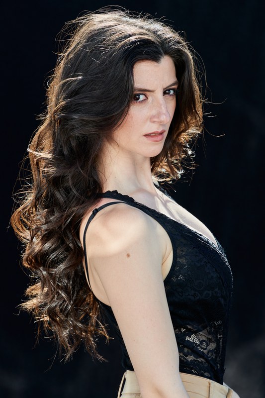 Carmen Tur con top de encaje negro