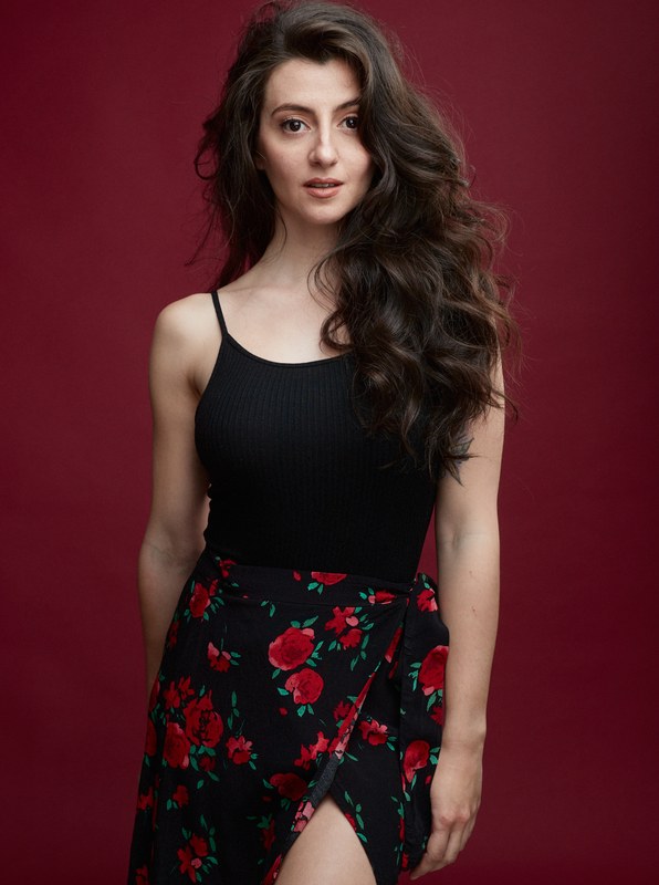 Carmen Tur, top negro y falda de flores, fondo rojo