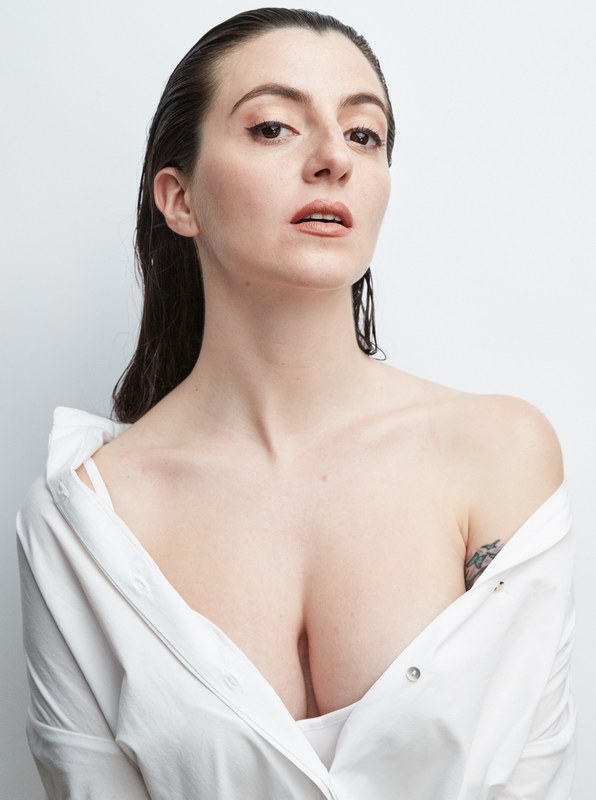 Carmen Tur con camisa blanca abierta, fondo blanco