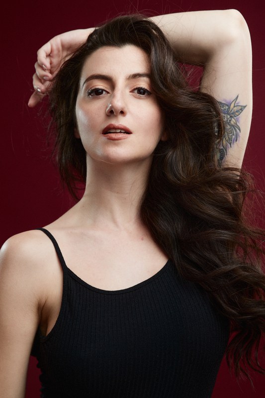 Carmen Tur con top negro, fondo rojo