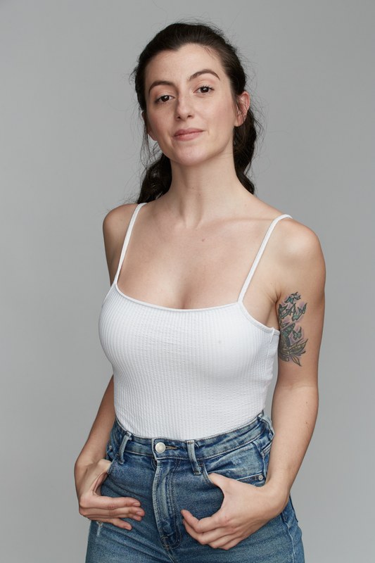 Carmen Tur, top blanco y vaqueros, fondo gris