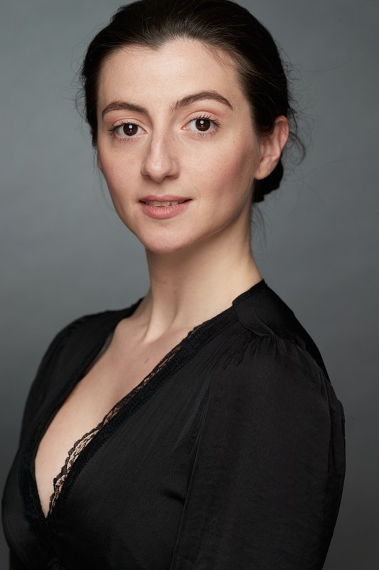 Retrato de Carmen Tur, top negro, fondo gris