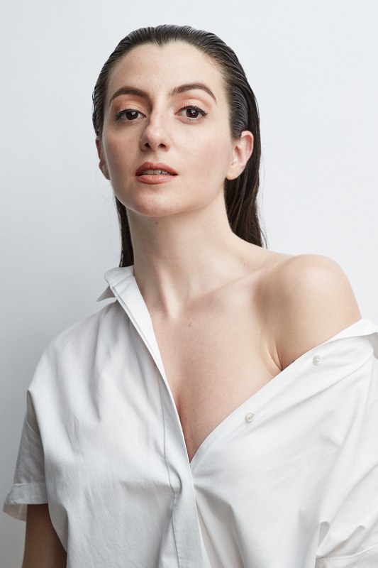Carmen Tur con camisa blanca, fondo blanco
