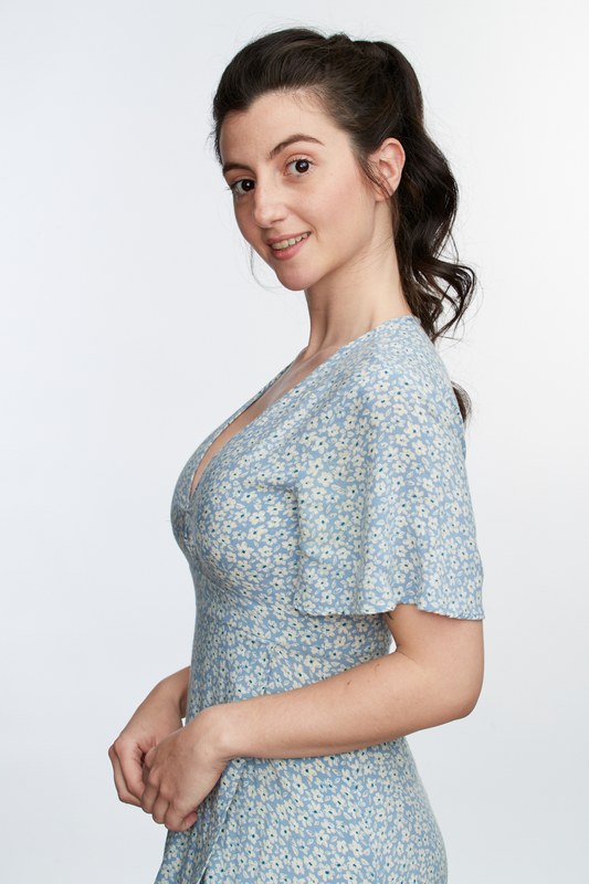 Carmen Tur con vestido azul claro, fondo blanco